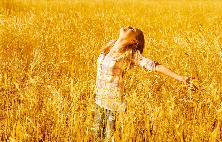 woman-praising-God-in-the-wheat-field